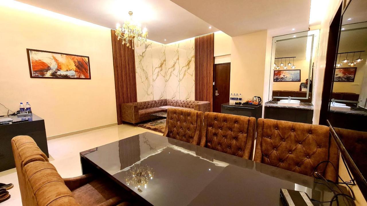 Galaxy Club & Hotel Bijāpur エクステリア 写真